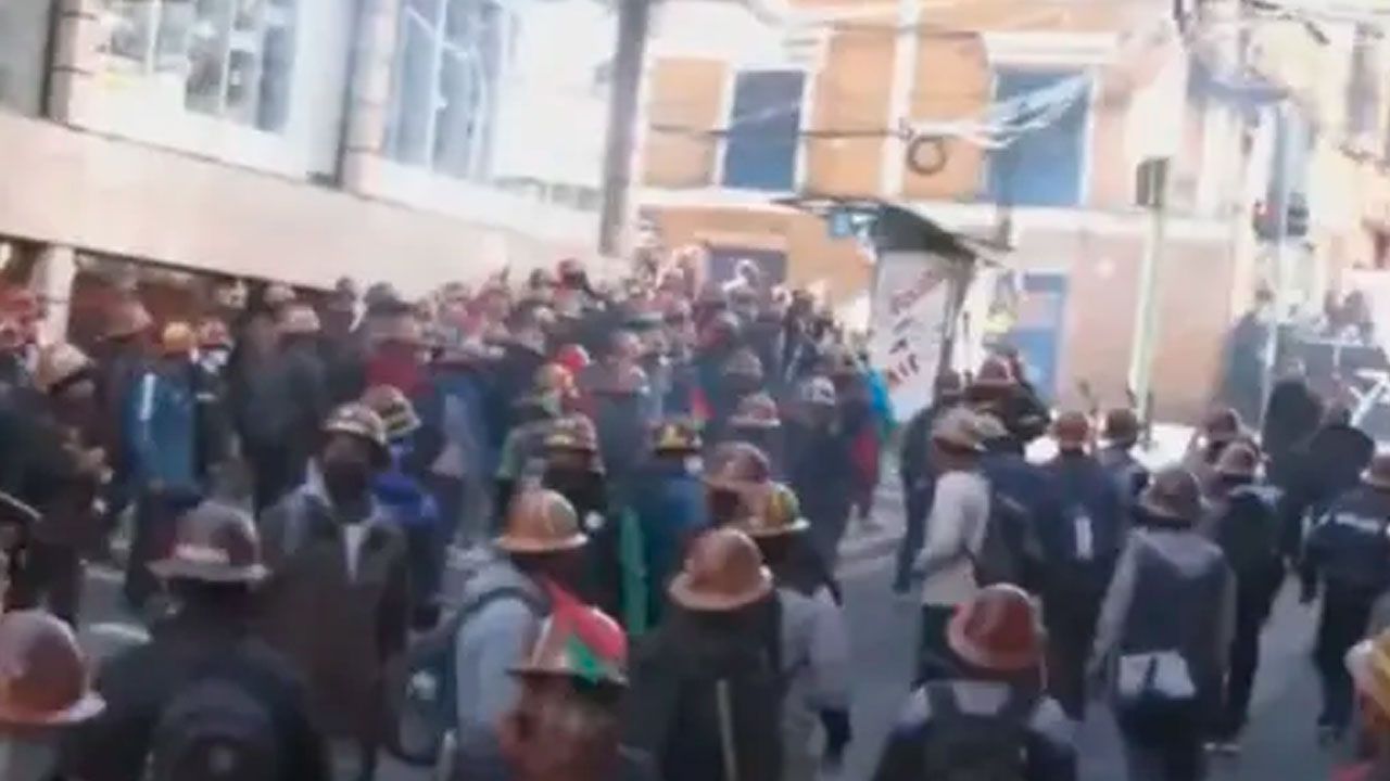 Tensión en Plaza Murillo: enfrentamientos y gasificación entre policías y mineros