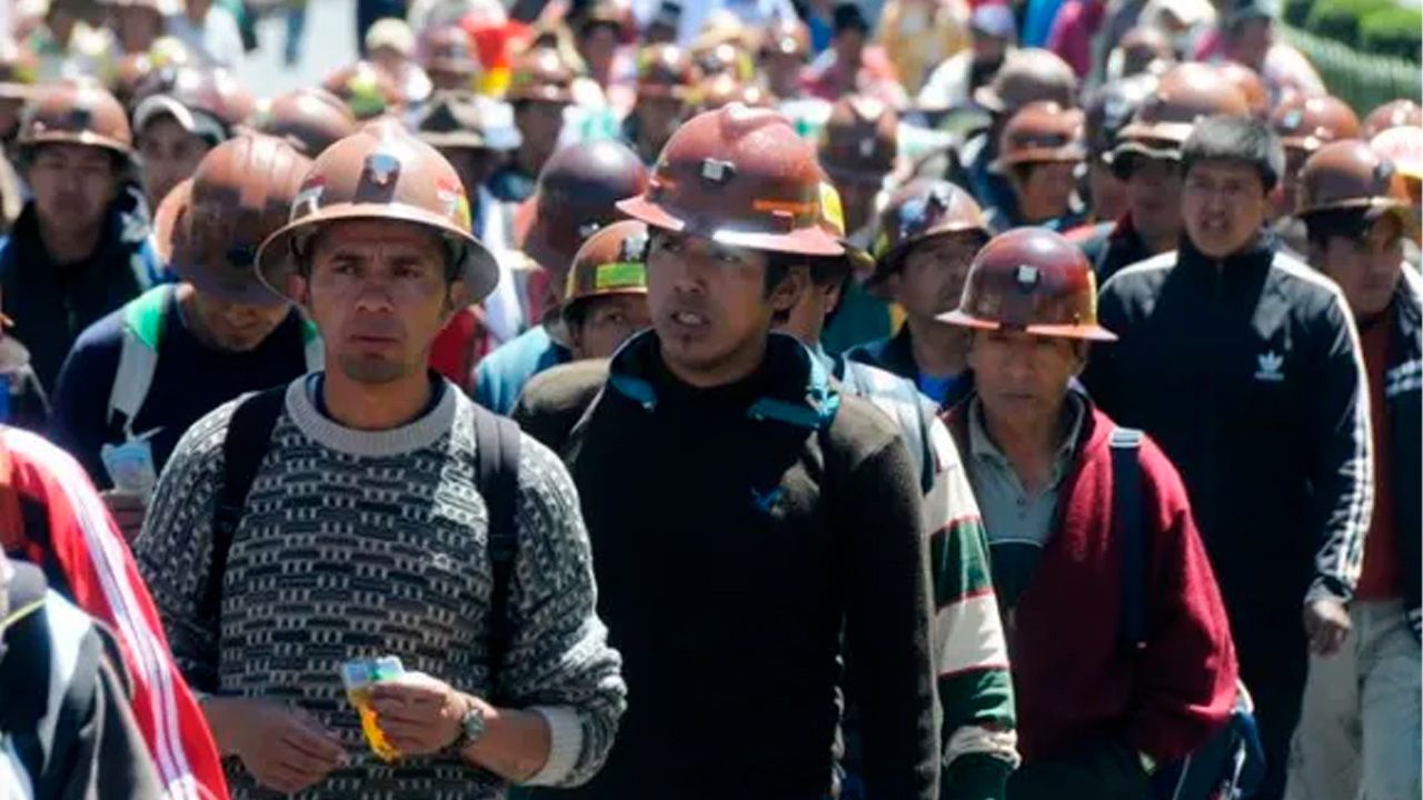 Masiva marcha de mineros cooperativistas toma el centro de La Paz y se desmarca de la COB