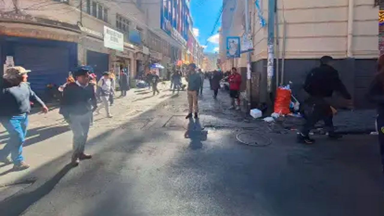 Policía gasifica a mineros cooperativistas que intentaban ingresar a plaza Murillo