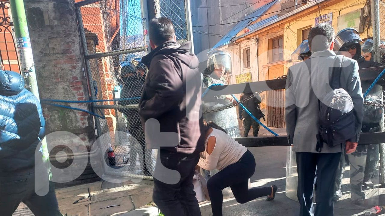 Violentos enfrentamientos entre mineros y policías generan tensión en plaza Murillo