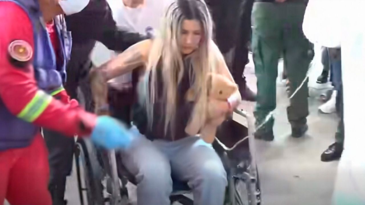 En silla de ruedas y abrazando un peluche: Trasladan de emergencia a la hermana de Sebastián Marset a un hospital