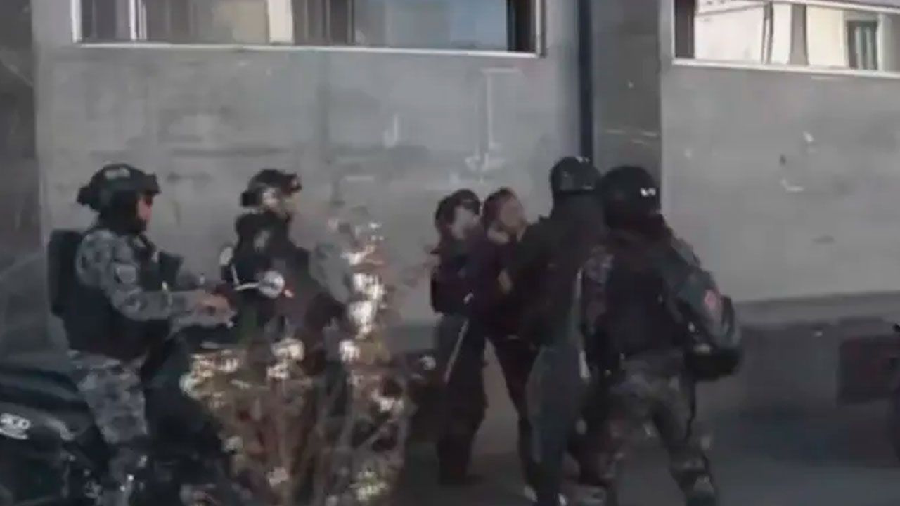 Hallan mochila con explosivos durante enfrentamientos en plaza Murillo