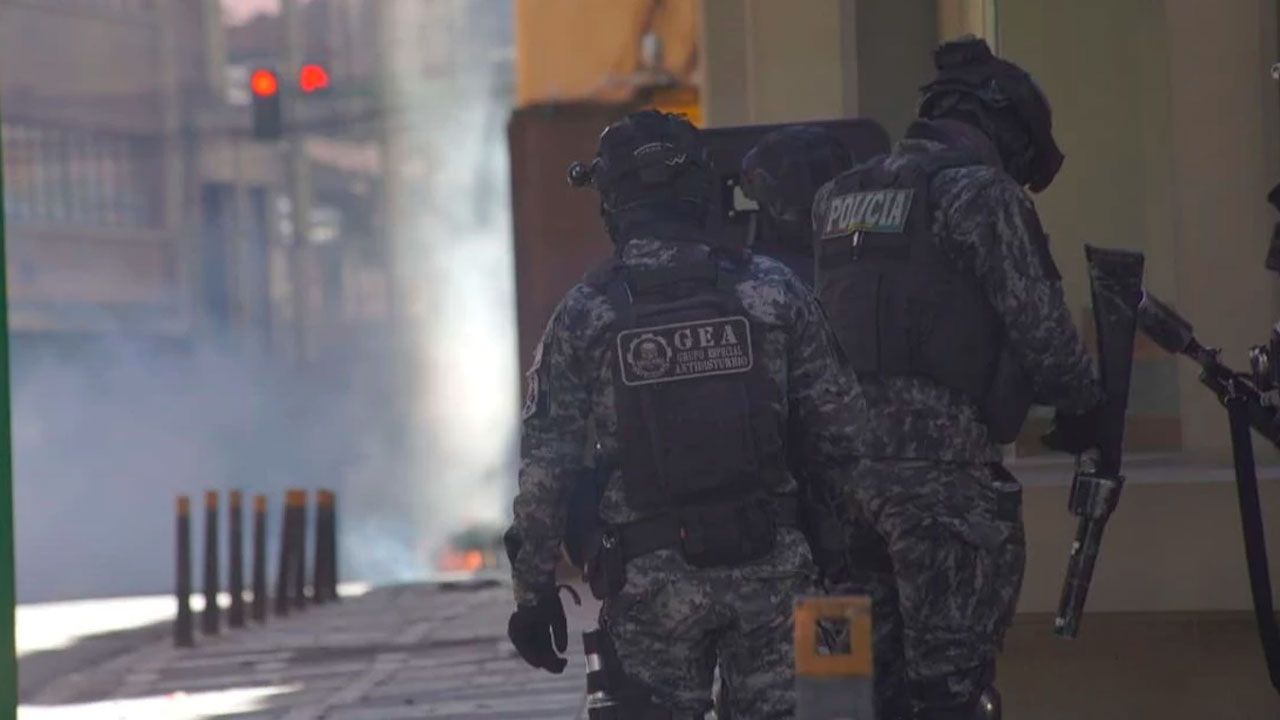 Violentos enfrentamientos dejan destrozos en el Ministerio de Educación