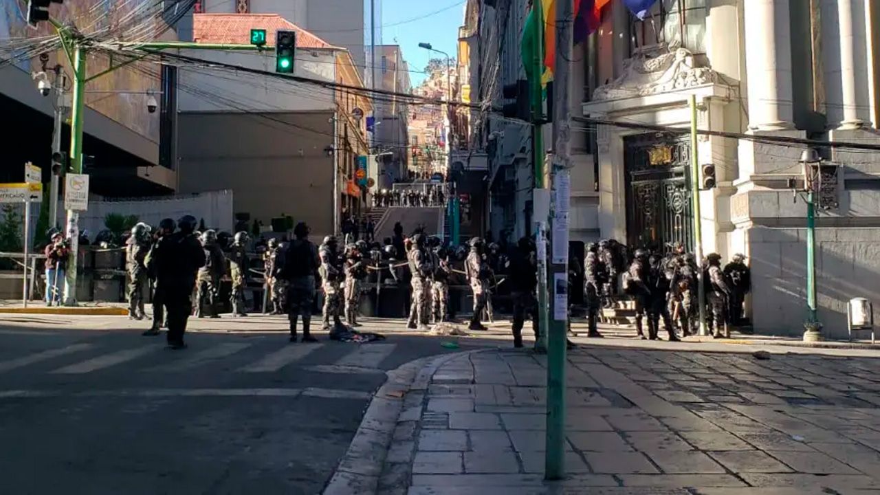 Entre el diálogo y el estruendo: Gobierno y mineros se reúnen mientras arrecian los choques en el centro paceño