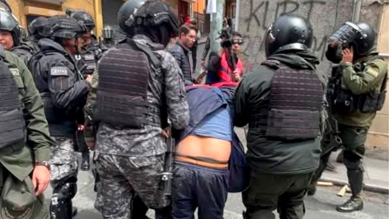Jornada violenta en La Paz: Ocho aprehendidos tras choques con mineros y ataques al Ministerio de Educación