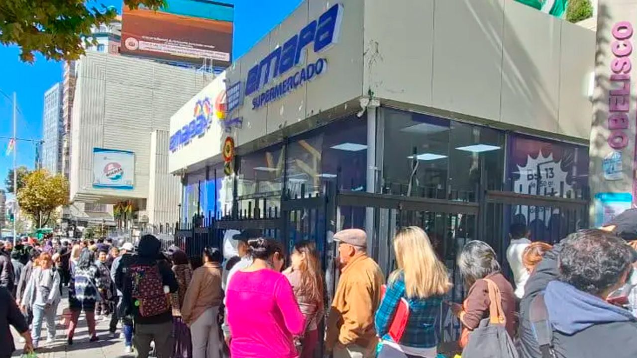 Indignación en las filas de Emapa: Amas de casa reclaman que el kilo de pollo subió a 35 bolivianos debido a los bloqueos