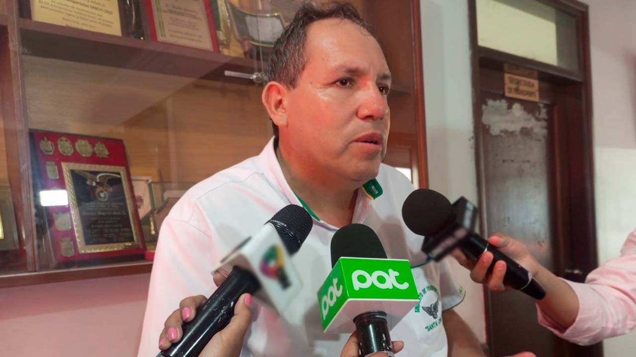 Dirigente de transporte urbano anuncia continuidad de medidas de presión y bloqueos en Santa Cruz