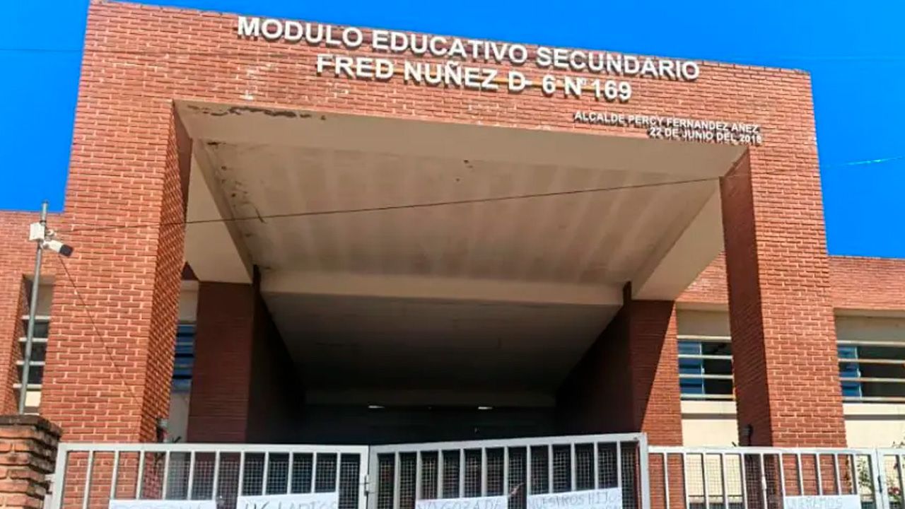 Escándalo en el colegio Fred Núñez: Padres toman el módulo por el robo de 46 computadoras y exigen la destitución del director