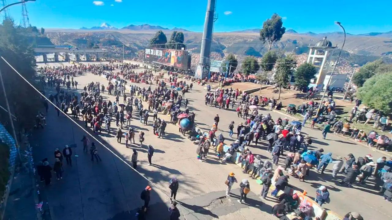 Bloqueos impiden el paso al aeropuerto de El Alto y obligan a viajeros a caminar