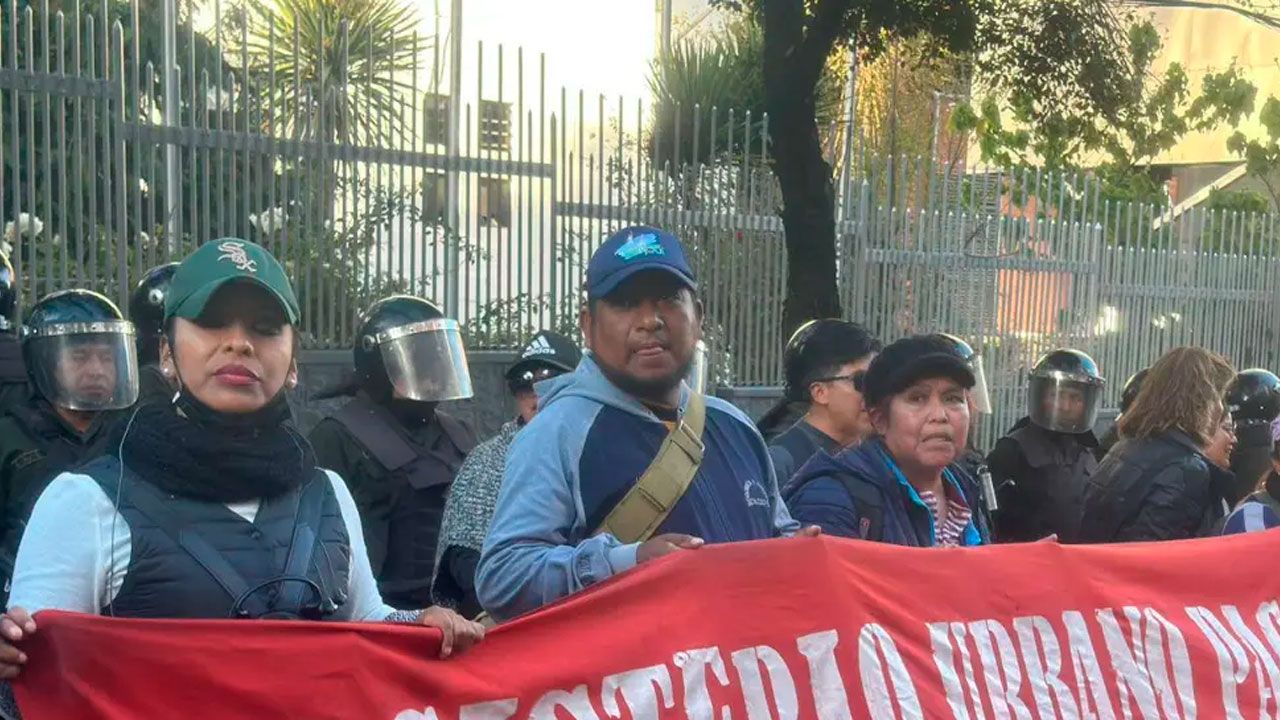 Maestros urbanos protestan en puertas del Ministerio de Educación en La Paz