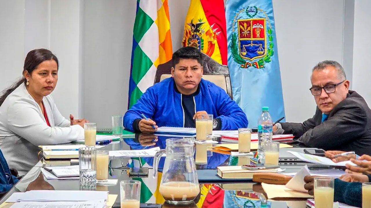 Leonardo Loza rechaza “militarización” y plantea 13 medidas para enfrentar la crisis