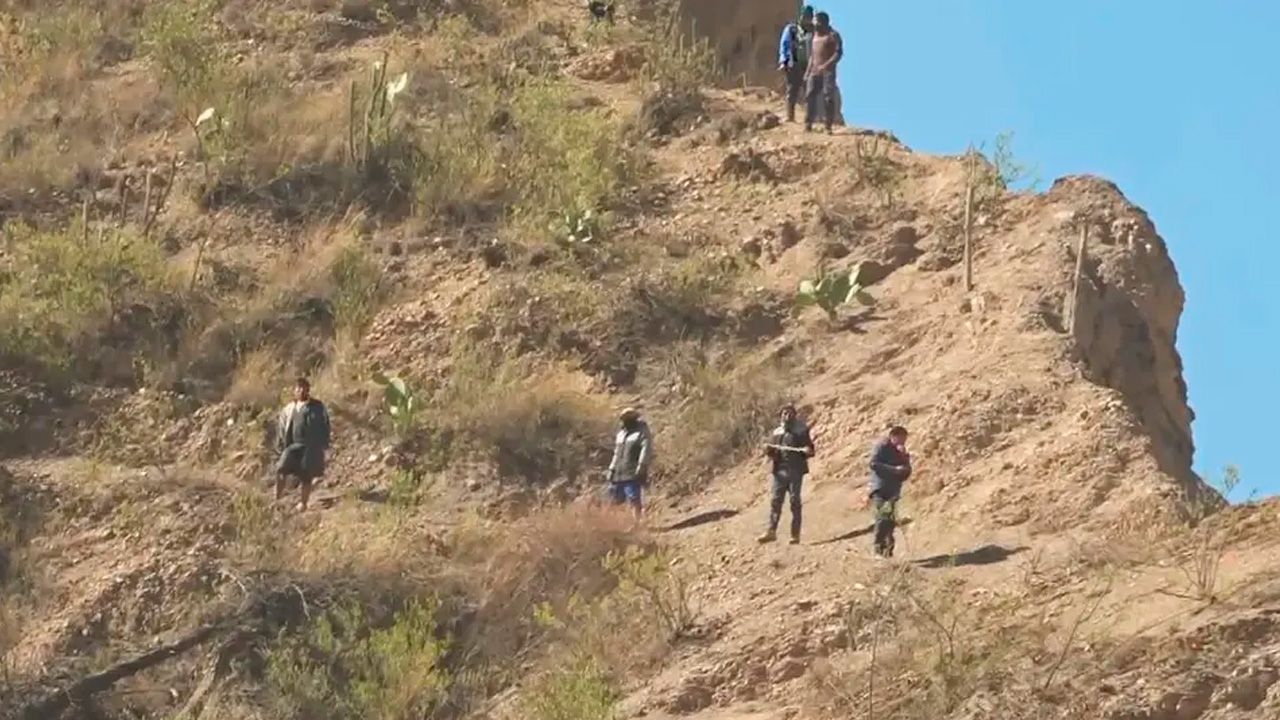 Tensión en Huajchilla: Bloqueadores atacan con dinamita desde los cerros para frenar el avance policial