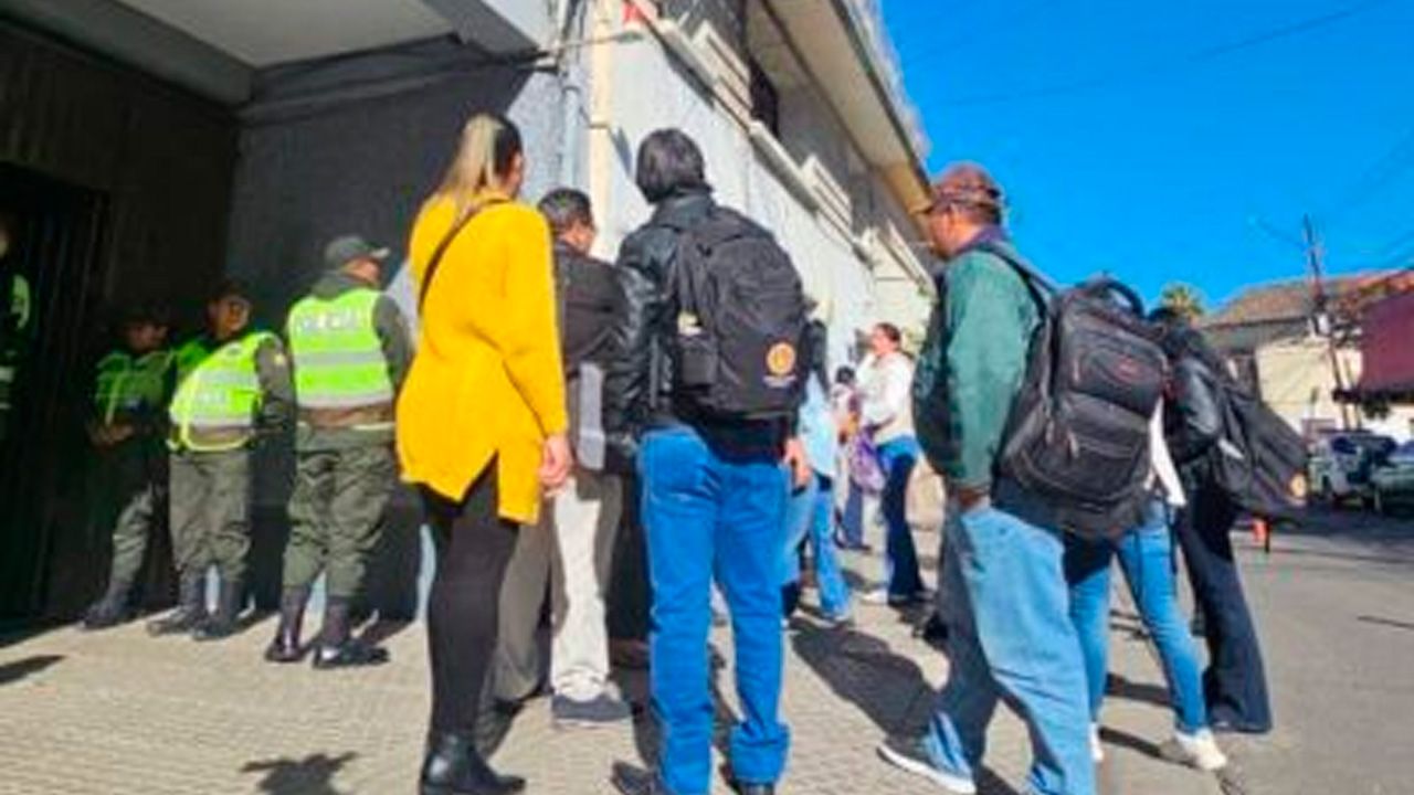 Con resguardo policial, se instala el diálogo entre el Gobierno y los maestros; proponen bono de Bs 2.400