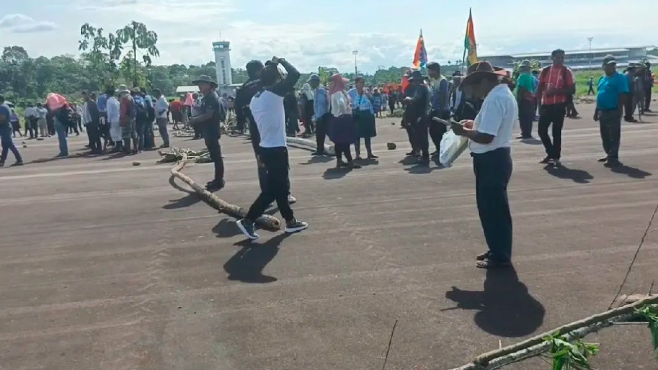 Cocaleros toman el aeropuerto de Chimoré en defensa de Evo Morales y advierten con una sublevación