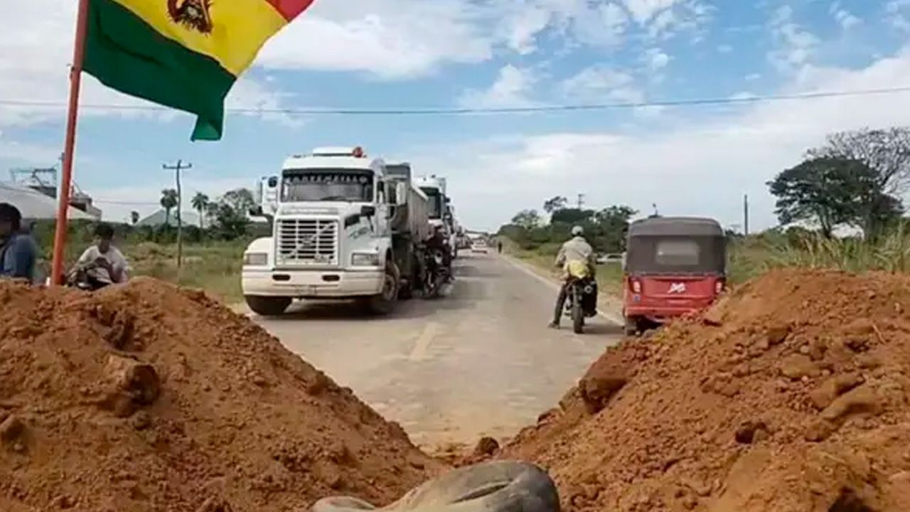Tercer día de bloqueo en San Julián: cientos de camiones varados y choferes claman por un cuarto intermedio