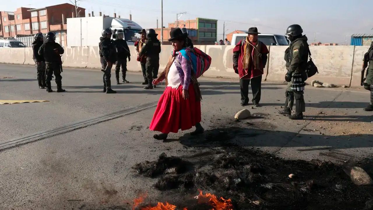 Reactivan bloqueos en la avenida Juan Pablo II y encienden fogatas en El Alto