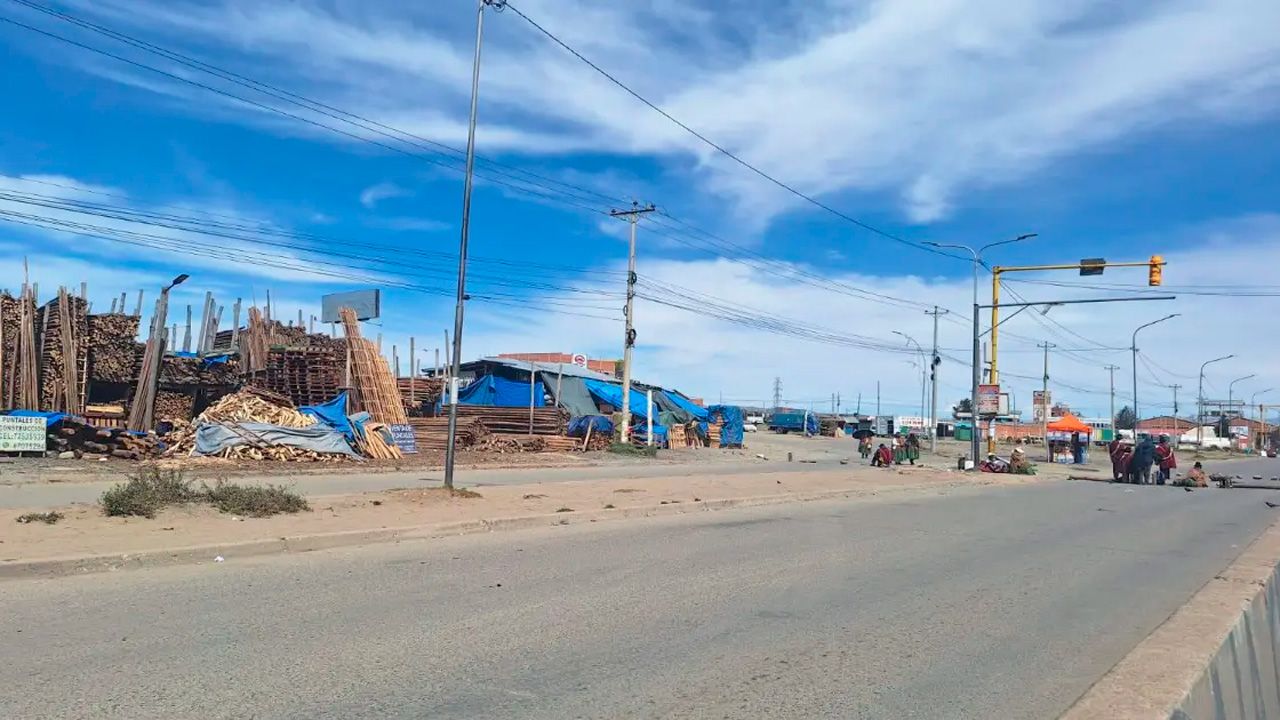 La Paz sigue cercada por cortes en Viacha, Río Seco y Calajahuira; la ABC reporta 22 bloqueos a nivel nacional
