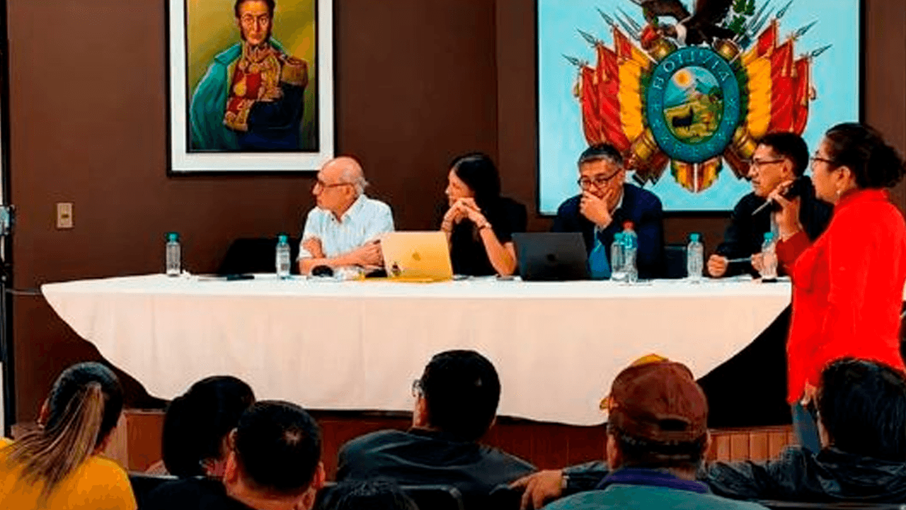 Maestros urbanos de Cochabamba deponen medidas tras acordar bono anual de Bs 2.400 y reconfiguración de ítems