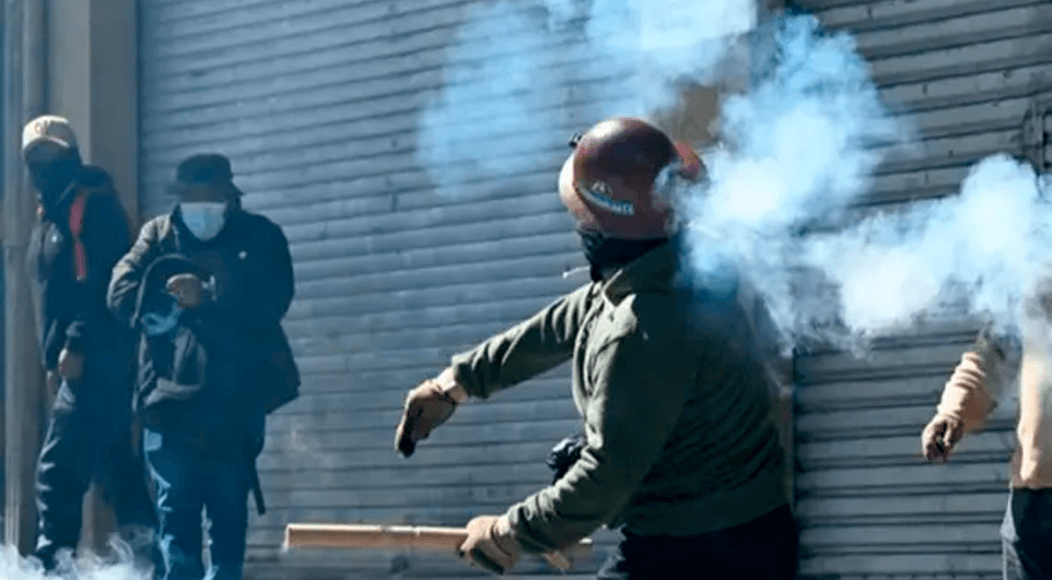 Mineros y policías se enfrentan en inmediaciones de plaza murillo