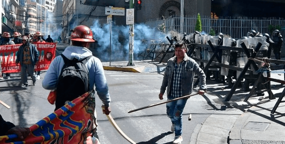 Marchas colapsan el centro paceño en medio de gasificaciones y enfrentamientos
