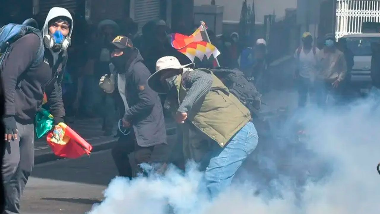 Enfrentamientos y gasificaciones marcan otra jornada de tensión en el centro paceño