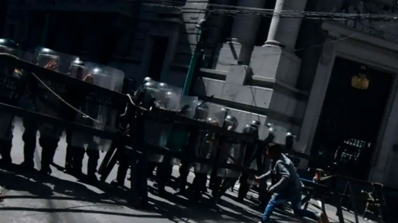 Marchistas y mineros intentan ingresar a Plaza Murillo en medio de enfrentamientos