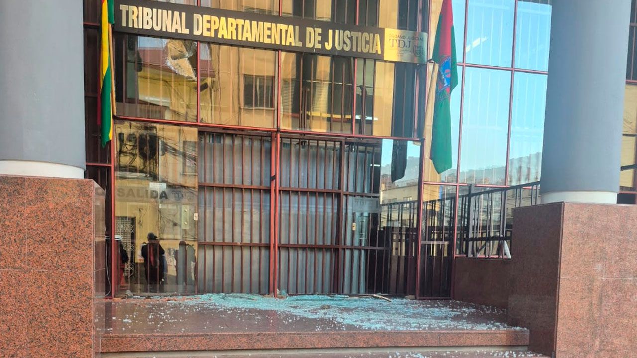 Tribunal Departamental de Justicia sufre destrozos en medio de enfrentamientos 