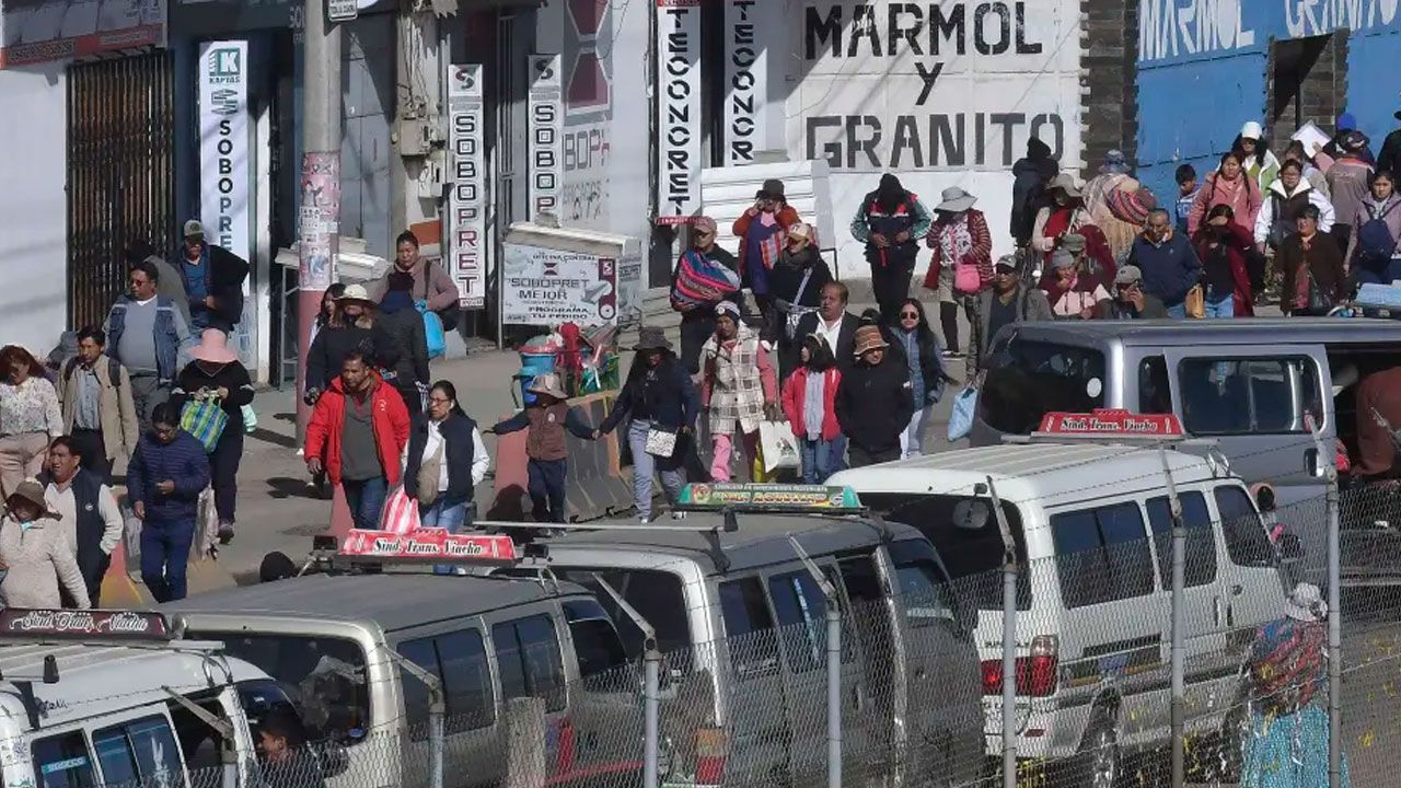 Choferes de El Alto anuncian paro indefinido con bloqueos desde este martes 