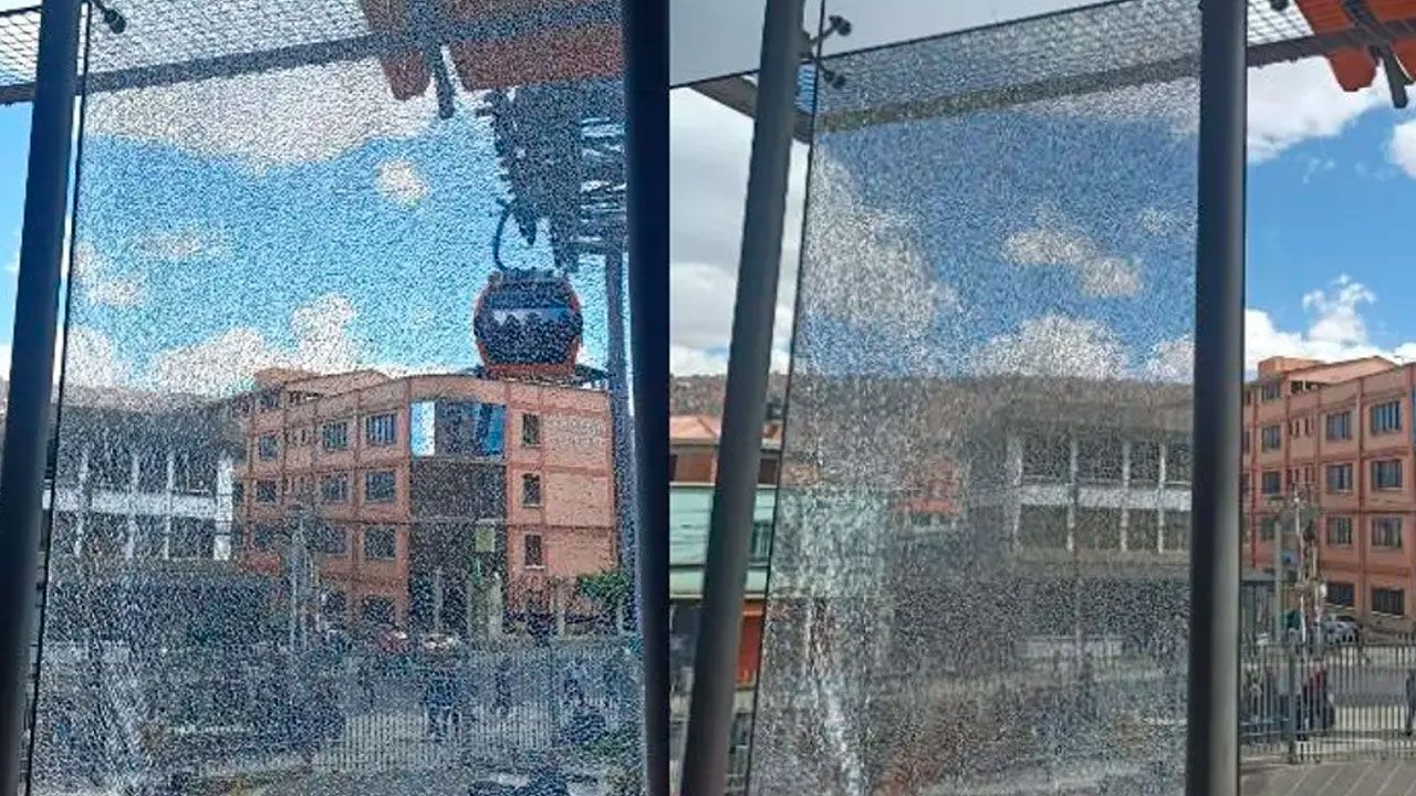 Suspenden dos líneas de Mi Teleférico por destrozos durante protestas en La Paz