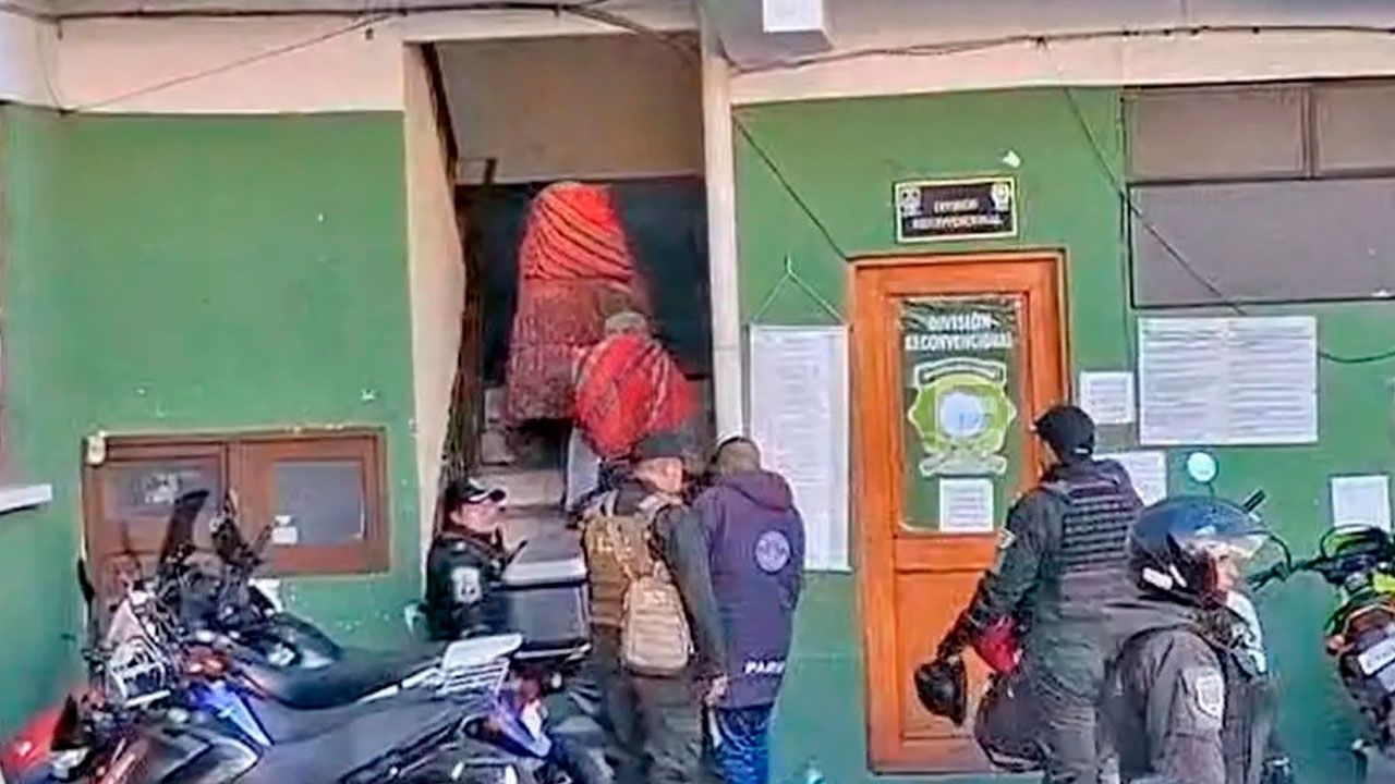 Reportan más de 100 aprehendidos tras violentas movilizaciones en La Paz