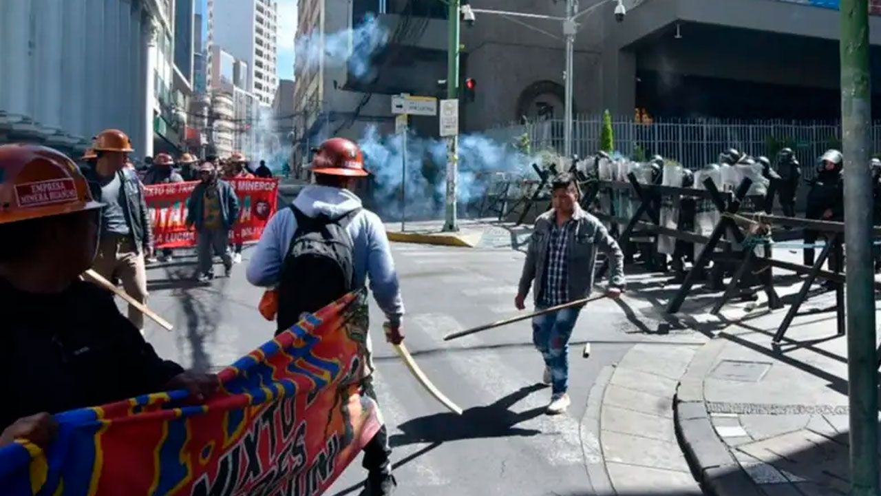 Bloqueos, enfrentamientos, incendios y saqueos marcan una jornada violenta en La Paz