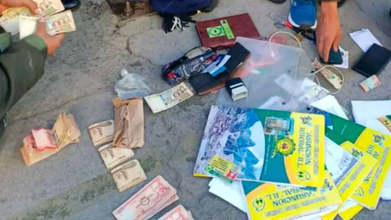 Policía aprehende a dos hombres con Bs 34.690 y una lista de manifestantes en La Paz