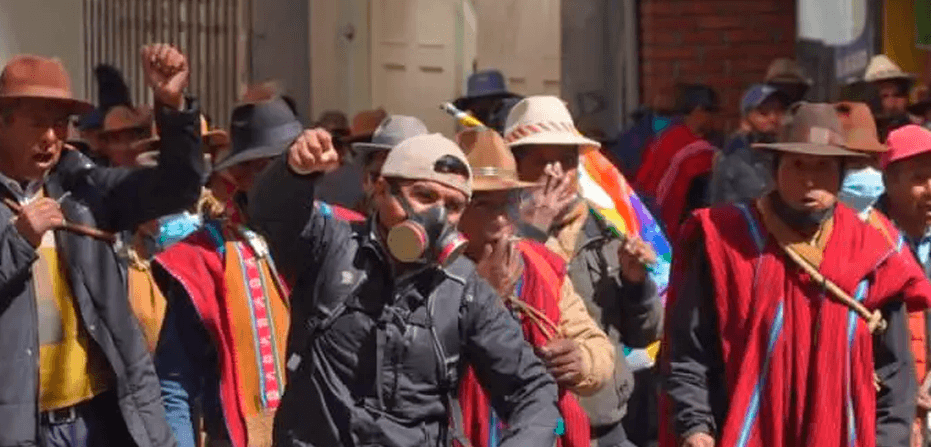Suben a 32 los puntos de bloqueo en bolivia tras jornada de violencia en la paz