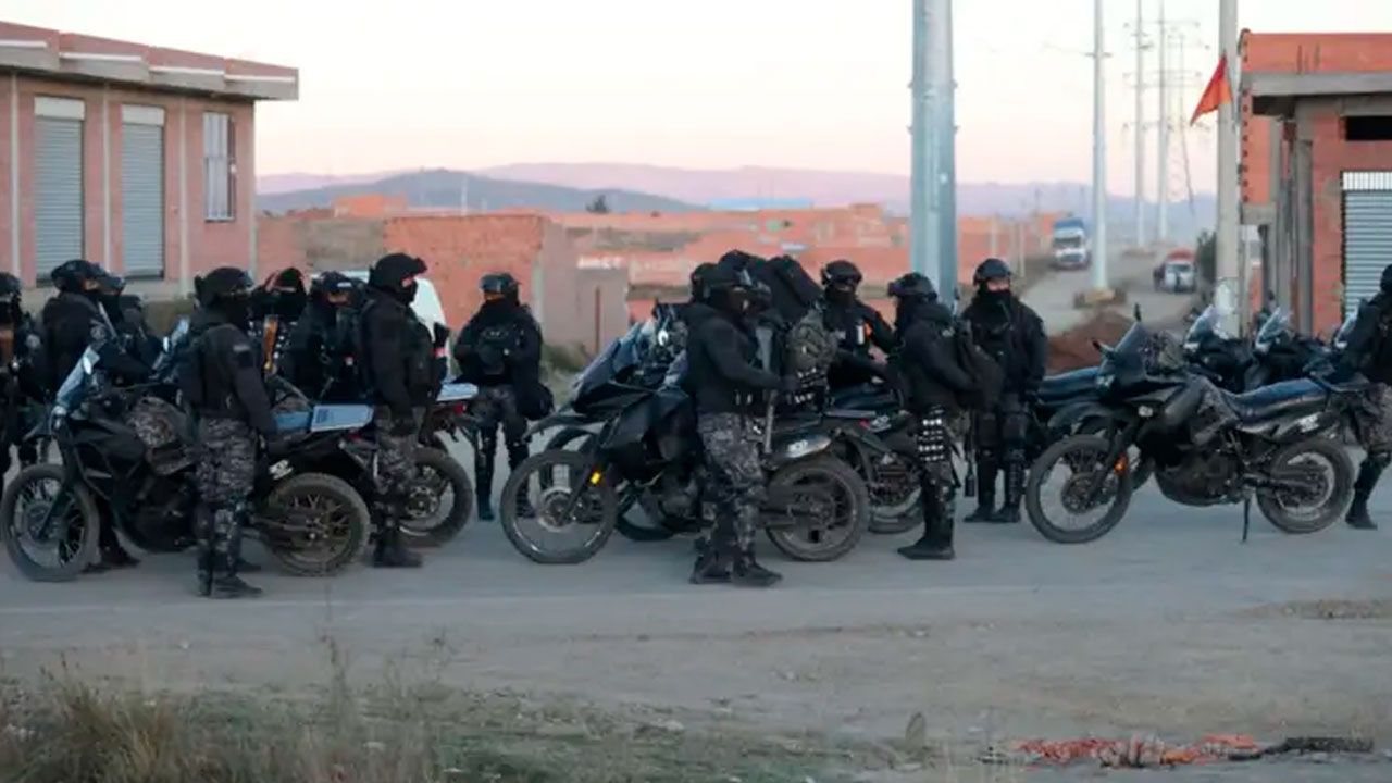 Policía anuncia nuevo corredor humanitario para abastecer a La Paz en medio de bloqueos