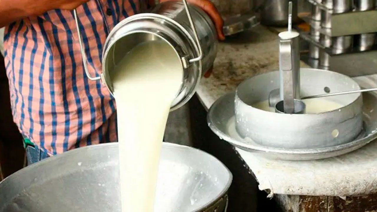 Lecheros cruceños reportan que el 60% de su producción no está llegando a destino por bloqueos