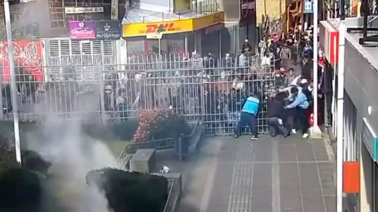 Policía golpeado en el teleférico podría perder la visión de un ojo, señala el comandante