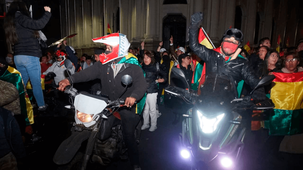 Marchan en La Paz en defensa de la democracia