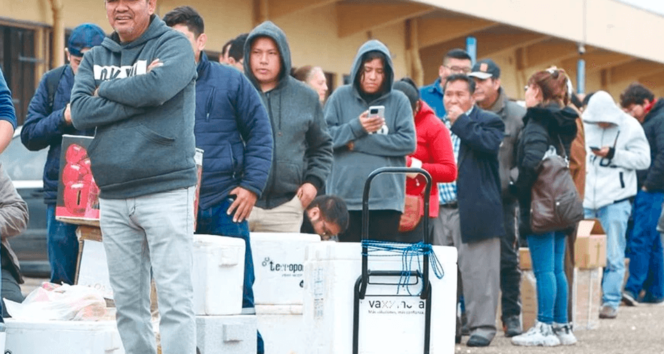 Familias hacen fila en viru viru para enviar alimentos a la paz ante desabastecimiento por bloqueos