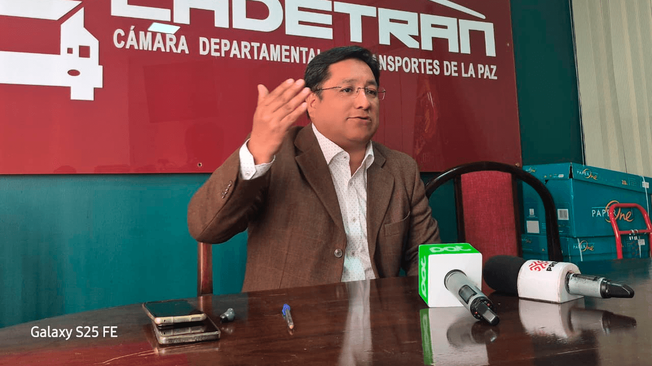Transportistas quedan varados por bloqueos