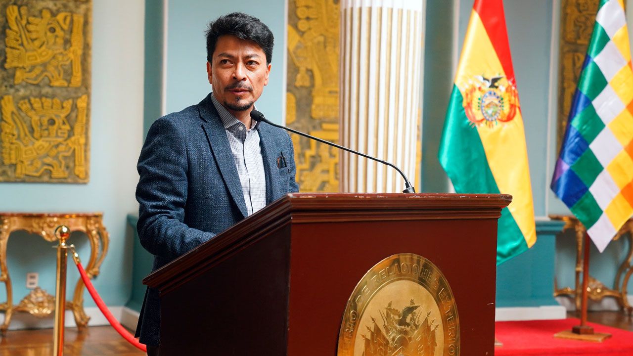 Canciller advierte acciones contra medios