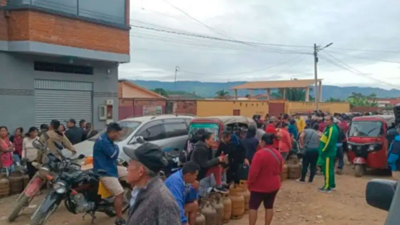 Desabastecimiento de carburantes afecta al norte paceño por los bloqueos