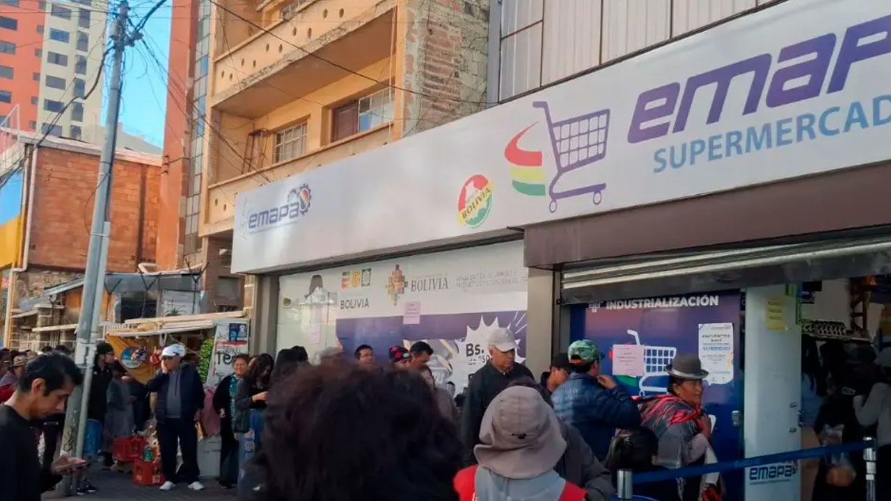 Largas filas por pollo en una agencia de Emapa en La Paz