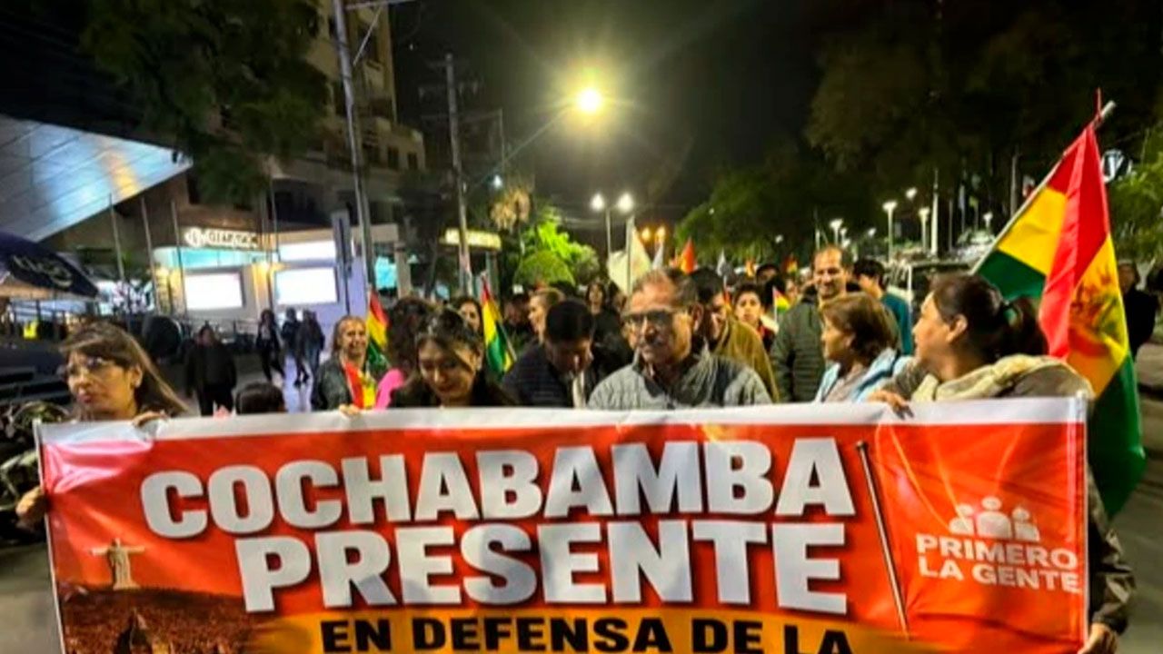 Cuatro regiones marchan en defensa de la democracia y contra los bloqueos