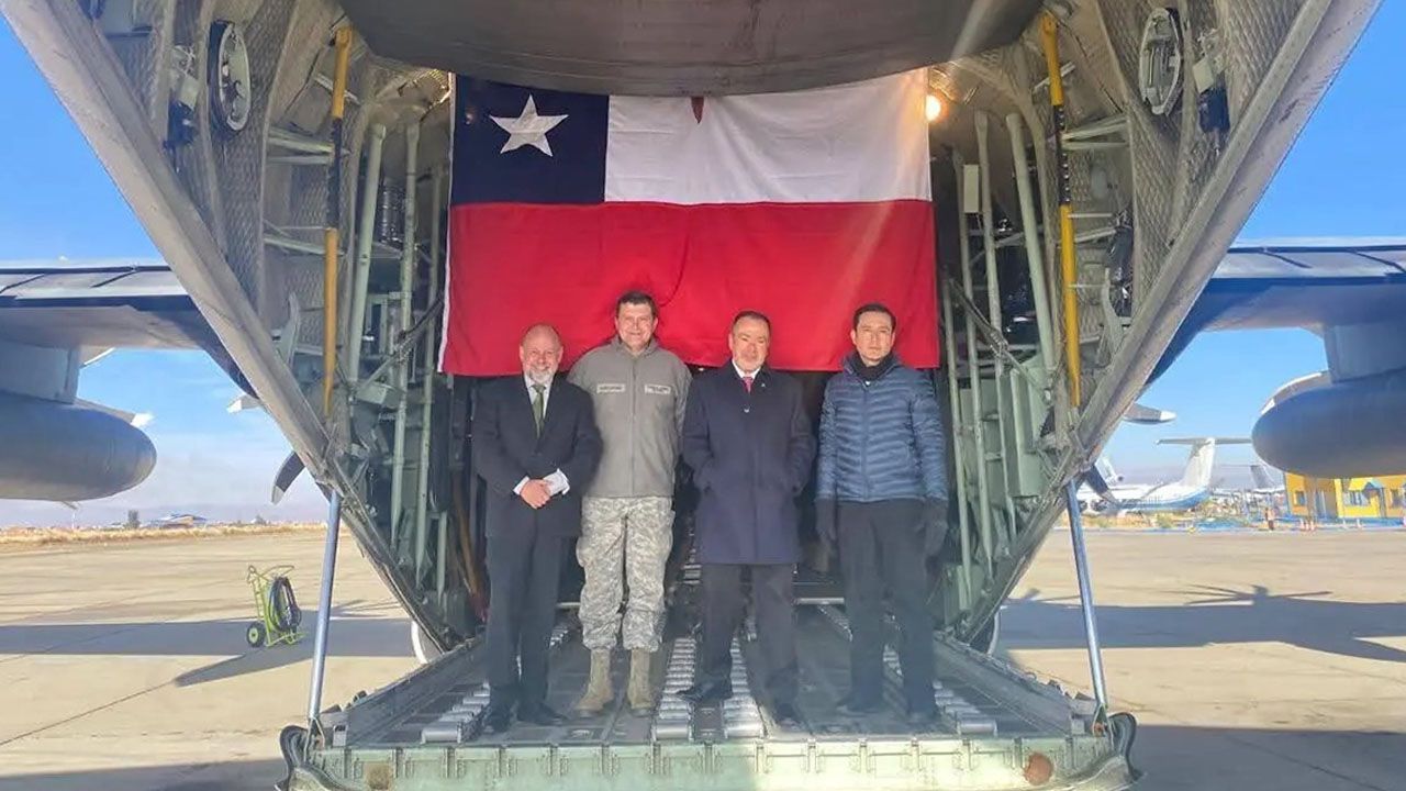 Llega avión chileno con cinco toneladas de alimentos para mitigar el desabastecimiento en La Paz