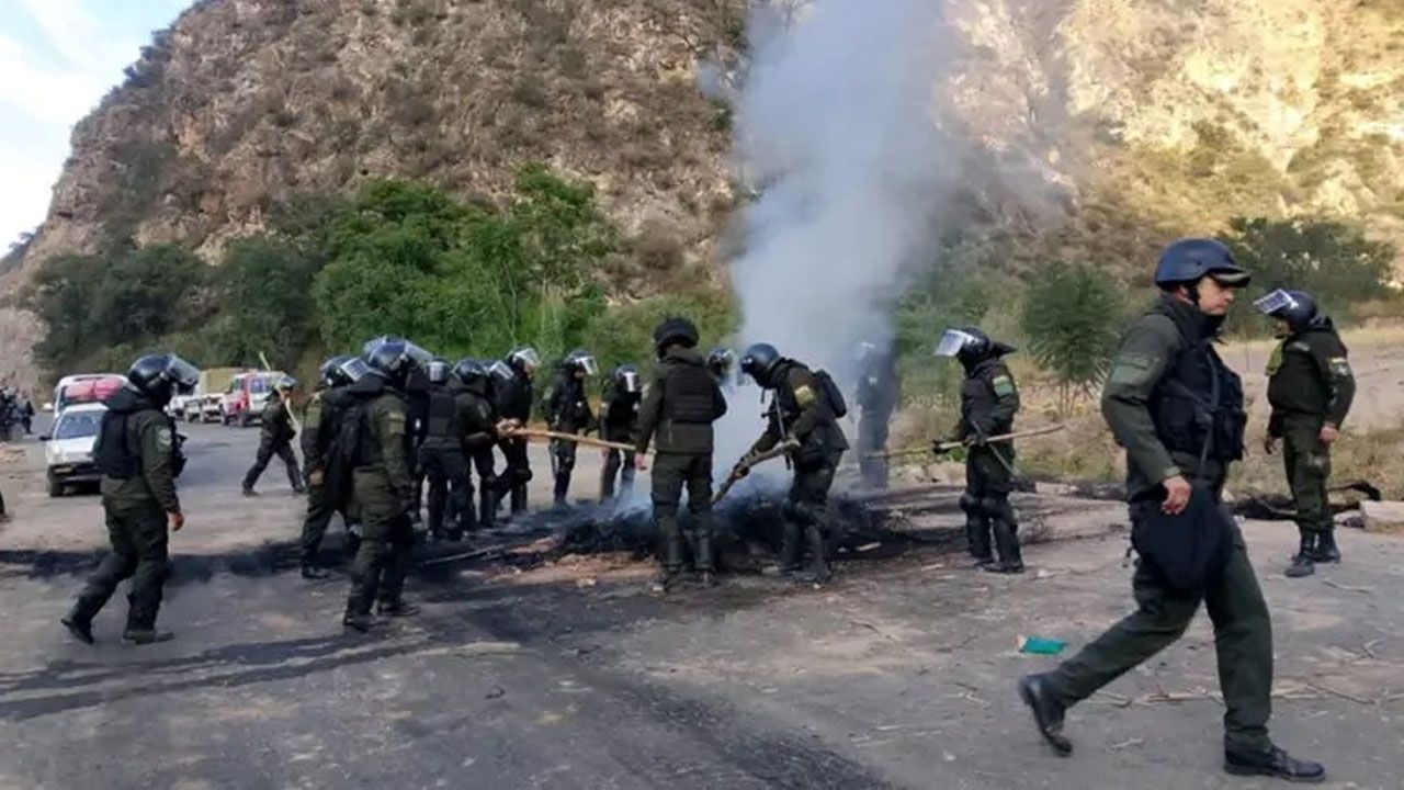 Desbloquean la ruta Cochabamba-Oruro en el tramo Parotani-Suticollo y reportan personas aprehendidas