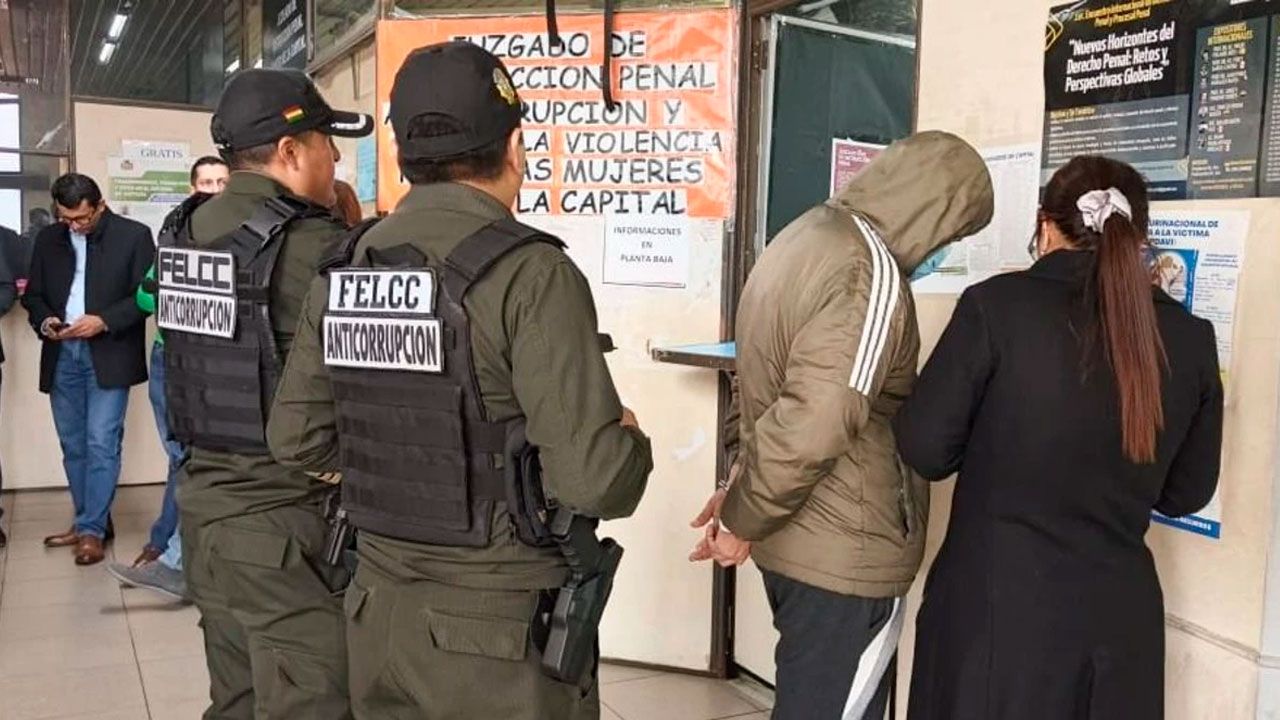 Dictan detención preventiva para exfuncionario hallado triturando documentos en la Alcaldía cruceña