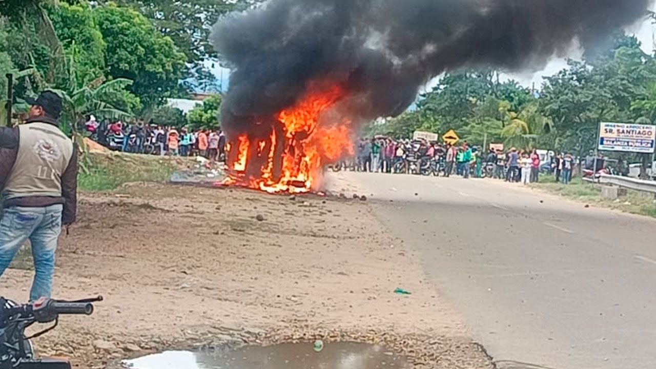 Queman vehículo policial tras accidente que dejó tres fallecidos en Santa Fe de Yapacaní
