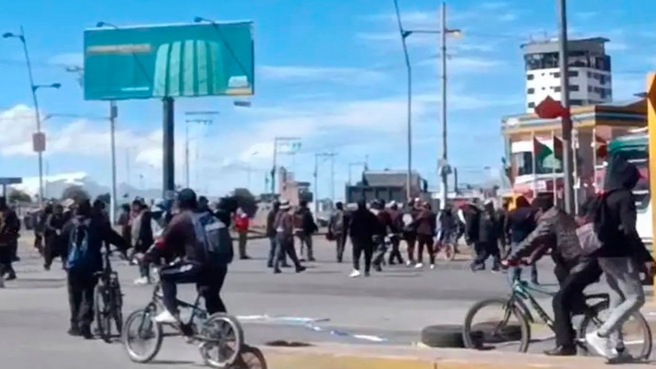 Vecinos intentan desbloquear vía en El Alto y son atacados con piedras 