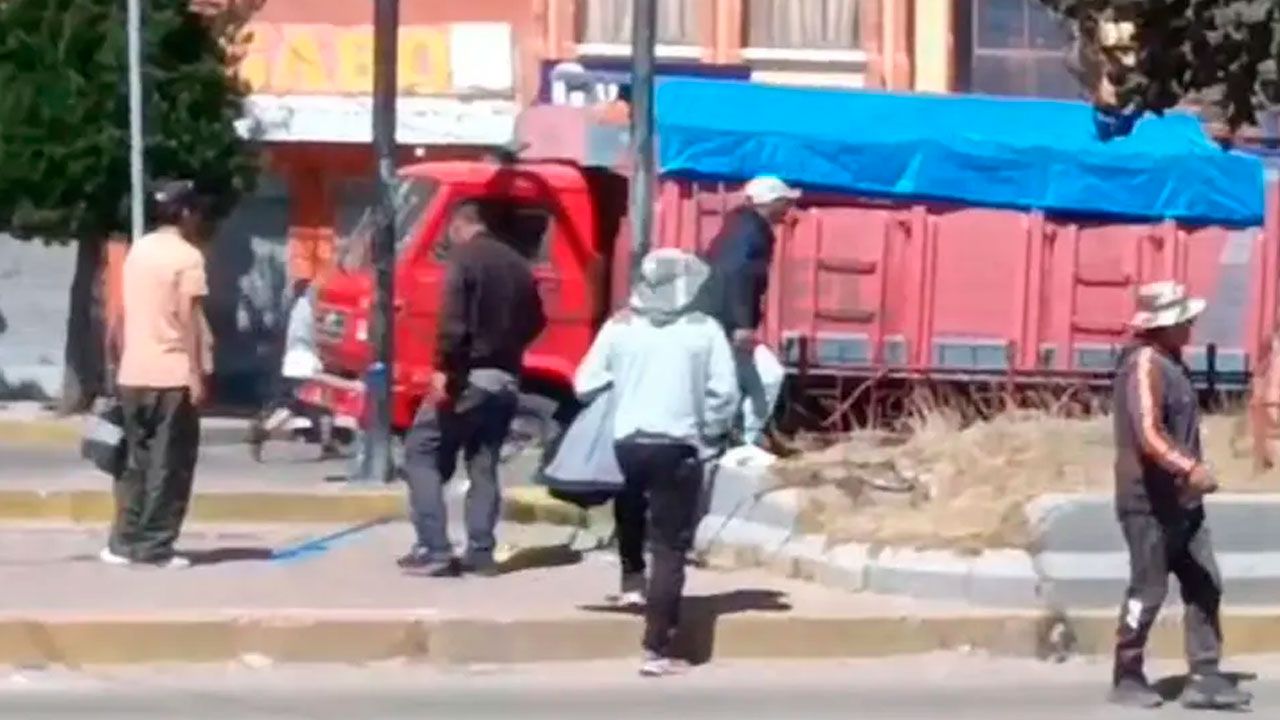 Vecinos desbloquean vías en El Alto y denuncian agresiones de grupos vandálicos