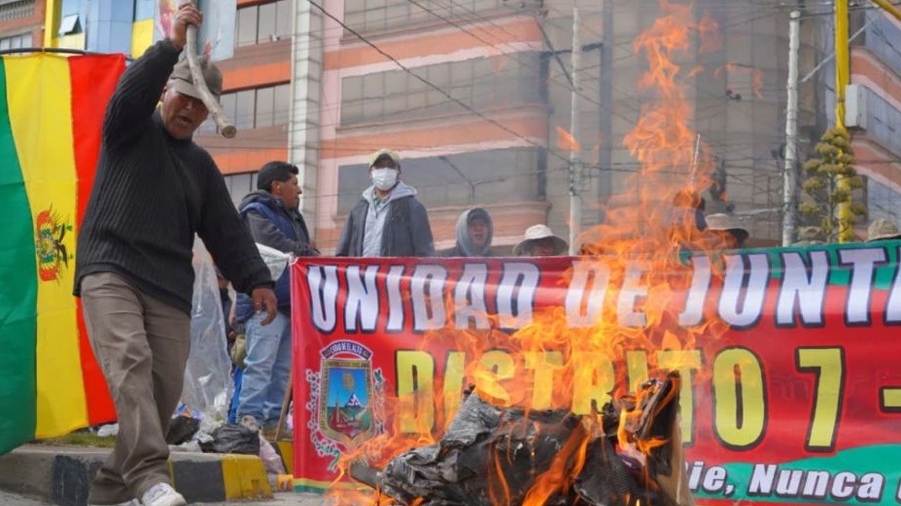 Juntas vecinales cercan el acceso al aeropuerto de El Alto y una masiva marcha desciende hacia el centro paceño